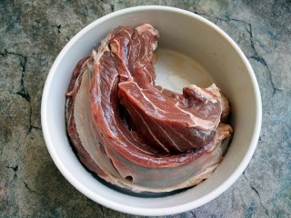 酱牛肉,准备好新鲜的牛腱子肉一块
