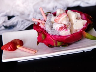 创意火龙果酸奶水果捞,装饰摆盘一下，是不是很美啊