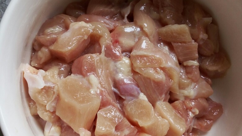 劲脆鸡米花
（低脂烤箱版）,尽量选用鸡腿肉，因为是活肉做出来很嫩，鸡胸肉也可以只不过口感柴一些，把鸡腿肉切小块备用