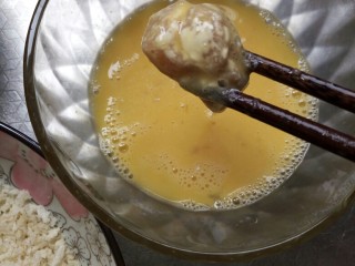 劲脆鸡米花
（低脂烤箱版）,之后在鸡蛋液里蘸匀