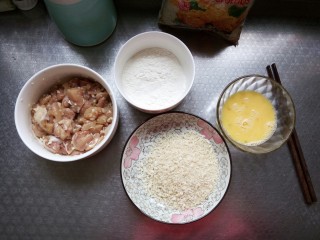 劲脆鸡米花
（低脂烤箱版）,面粉，鸡蛋液，面包糠准备好 这些材料可以先每样准备一碗不够再添
