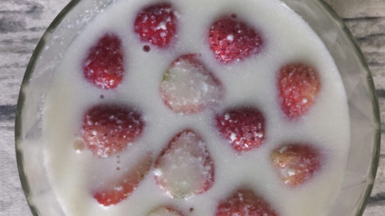 草莓🍓奶冻羹,再把草莓放进去