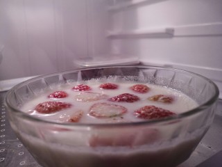 草莓🍓奶冻羹,入冰箱冷藏一个小时以上