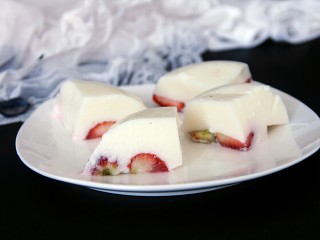 草莓🍓奶冻羹,成冻状之后切成块