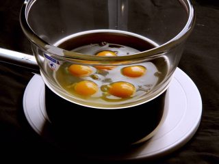 海绵蛋糕,将盆坐入温水中加热，用工具轻轻的搅拌，使鸡蛋液受热均匀。