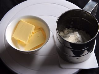 海绵蛋糕,黄油中放入牛奶，微波炉叮几秒，黄油软化成液体。低筋粉要过筛一遍。