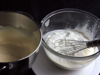 海绵蛋糕,过筛好的低筋粉倒入蛋糕糊中，低筋粉要分几次倒入。