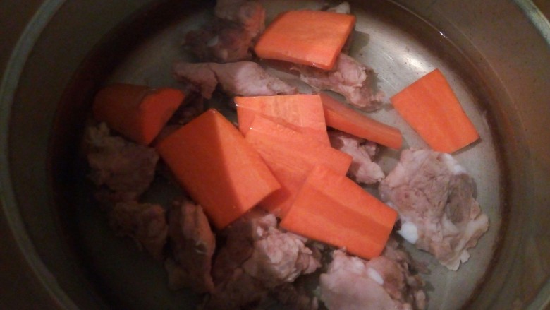胡萝卜排骨青菜汤,排骨和胡萝卜一起高压锅，加适量清水，盐一勺，压熟