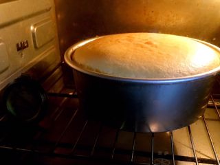 海绵蛋糕,烤制时间40分钟。这是30分钟的样子。