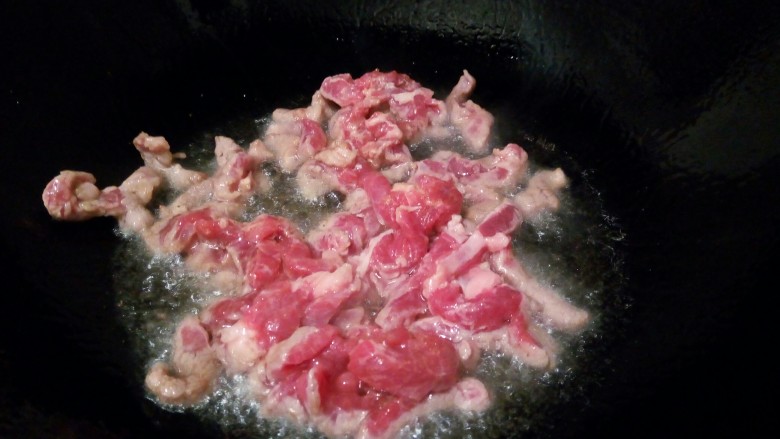 牛肉炒蒜薹,锅热倒油，放蒜泥炒香，加牛肉丝翻炒