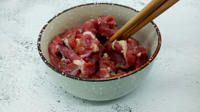 牛肉炒蒜薹,筷子搅拌均匀，腌制10分钟