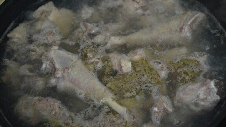 炒笨鸡,放开水中焯水三分钟左右，去除血沫和杂质。