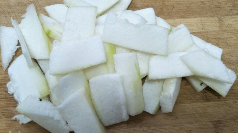 海米炖冬瓜,洗净后切片。