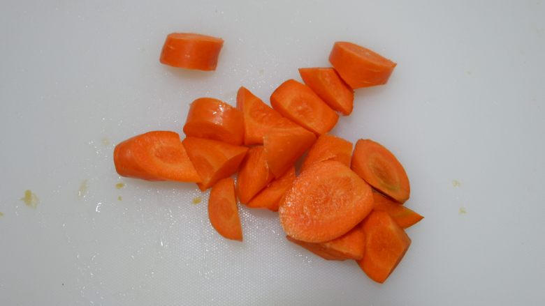 宝宝辅食—胡萝卜银耳露,胡萝卜切成小丁备用。