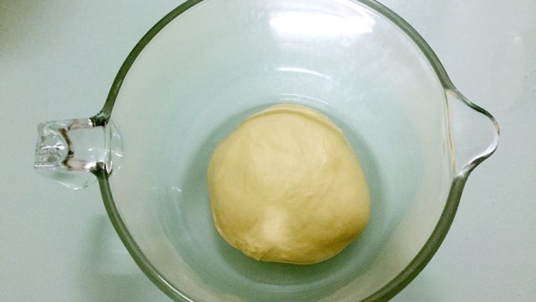 蜜豆吐司,取出面团揉圆盖上保鲜膜放在温暖处发酵至两倍大左右