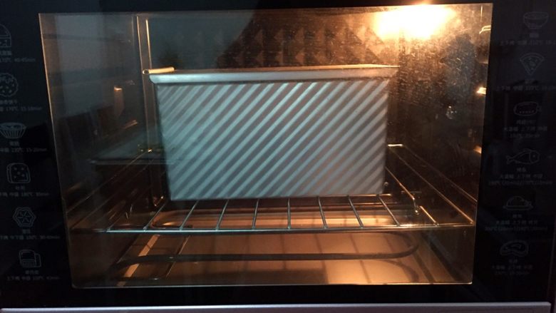 蜜豆吐司,放入预热好的烤箱，上下火180度，下层40分钟