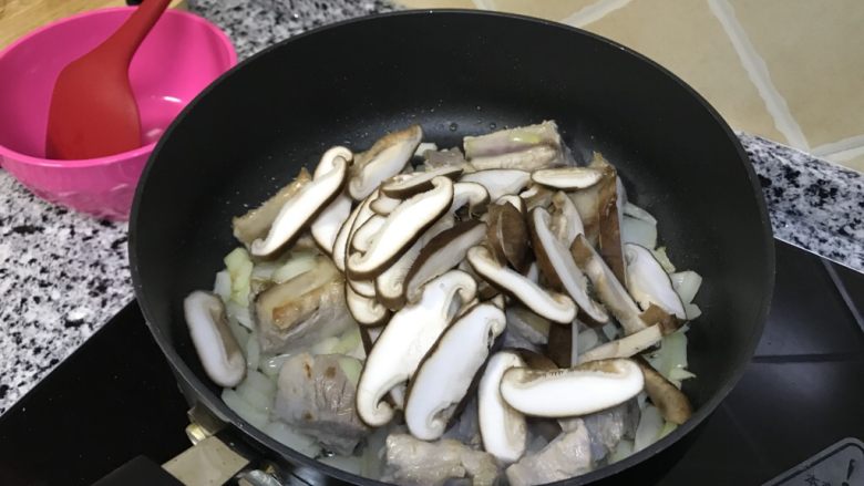 香菇排骨焖饭,加入香菇