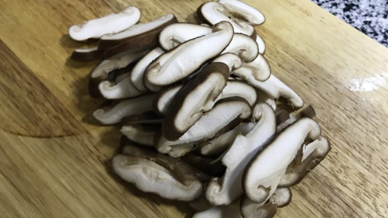 香菇排骨焖饭,切片