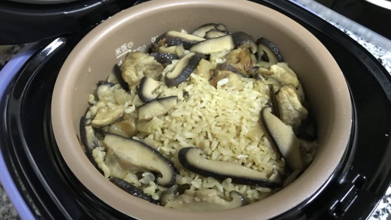 香菇排骨焖饭,米饭功能蒸好