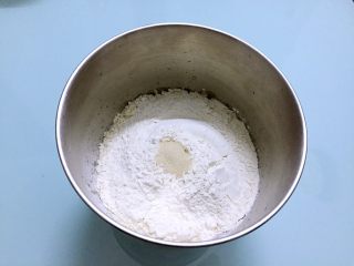 淡奶油面包,把主材料除了黄油外，都放入和面桶，顺序为牛奶、鸡蛋、糖和盐对角放，然后放面粉和玉米粉，酵母放最上面