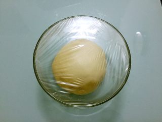 淡奶油面包,取出面团揉圆盖上保鲜膜放在温暖处发酵至两倍大左右