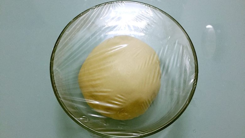 淡奶油面包,取出面团揉圆盖上保鲜膜放在温暖处发酵至两倍大左右