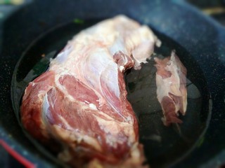 凉拌牛肉~香辣,将牛腱子肉洗干净，凉水放入锅中