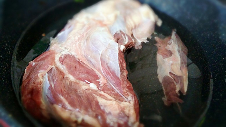 凉拌牛肉~香辣,将牛腱子肉洗干净，凉水放入锅中