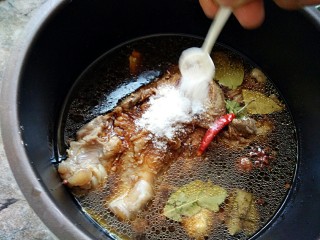 凉拌牛肉~香辣,加两小勺盐，外加一个干辣椒
