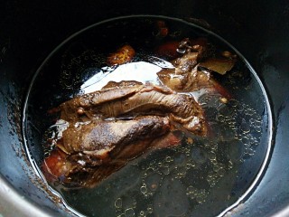 凉拌牛肉~香辣,牛肉蹄筋按键炖熟（需40分钟），关火再焖直至凉透