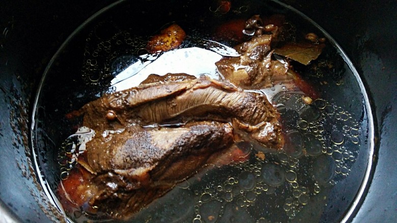 凉拌牛肉~香辣,牛肉蹄筋按键炖熟（需40分钟），关火再焖直至凉透