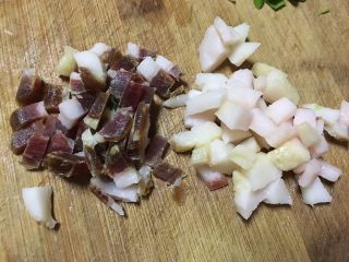 黄瓜火腿肠蛋炒饭,腊肉肥瘦分开切成小丁