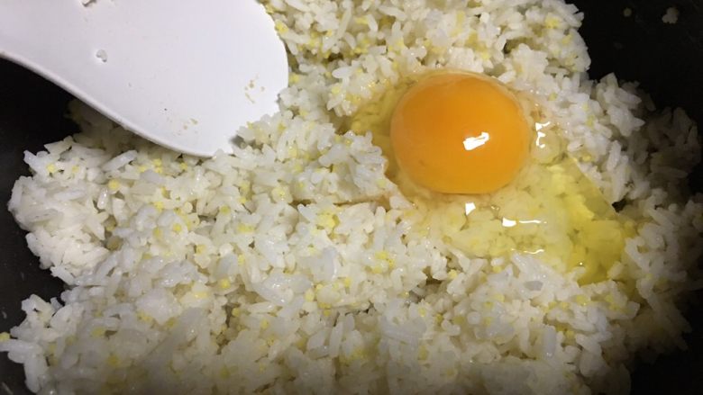 黄瓜火腿肠蛋炒饭,先打1个鸡蛋到隔夜饭中，搅拌均匀