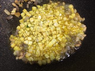 黄瓜火腿肠蛋炒饭,下玉米粒，改大火因为玉米是生的，相比其他食材稍微难熟一点，翻炒片刻