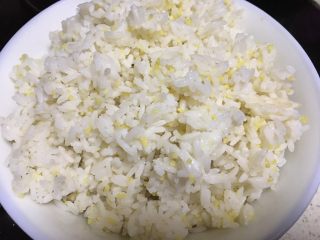 黄瓜火腿肠蛋炒饭,一大碗隔夜米饭，我里面还煮了小米哦，颜色更好看，营养也更丰富，我的米饭比较多，够3-4个人吃