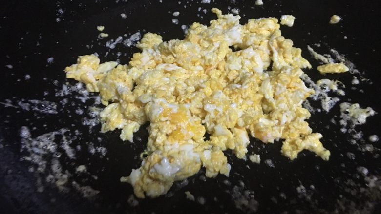 黄瓜火腿肠蛋炒饭,炒制剩下鸡蛋，炒到7-8分熟关火盛出备用