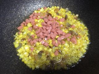 黄瓜火腿肠蛋炒饭,下火腿肠，炒香