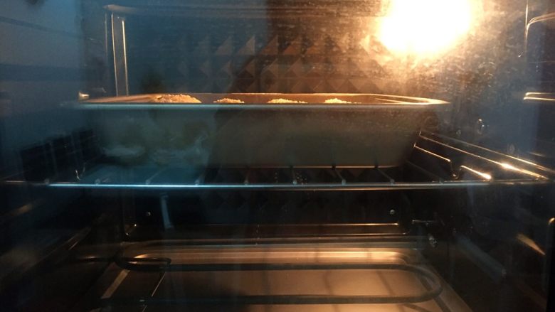 淡奶油面包,放入预热好的烤箱，上下火160度，中层18分钟
