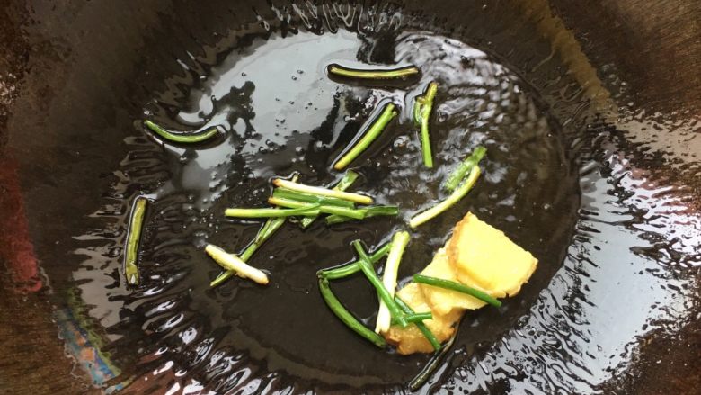 新吃法之芹菜炒鸭肫,热锅下油，葱姜爆锅