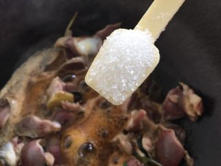 新吃法之芹菜炒鸭肫,倒入糖翻炒
加入少许水盖锅煮熟