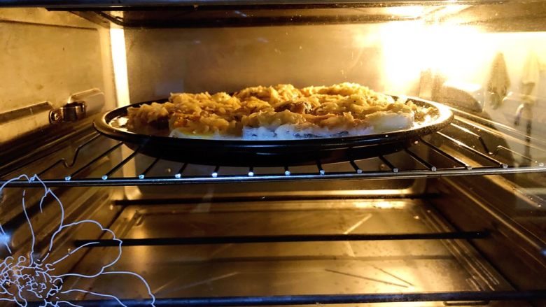 三文鱼派,烤箱预热220度，上下火烤20分钟。