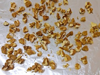 不一样的核桃桃酥,核桃仁掰成小块放入铺了锡纸的烤盘，170°烤5分钟