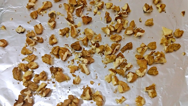 不一样的核桃桃酥,核桃仁掰成小块放入铺了锡纸的烤盘，170°烤5分钟