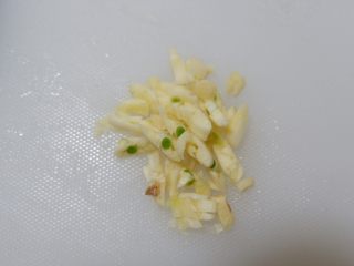 猪油渣雪菜炒黄豆,蒜瓣均去皮，洗净，切成末。