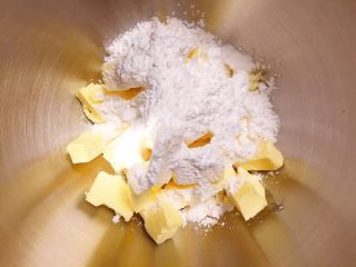 纯手工双色曲奇,将黄油和糖粉放入一个盆中