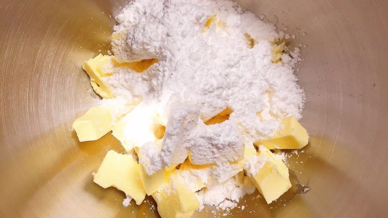 纯手工双色曲奇,将黄油和糖粉放入一个盆中