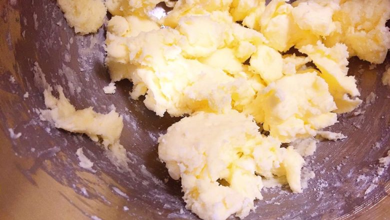 纯手工双色曲奇,将黄油和糖粉用厨师机或者电动打蛋机打发