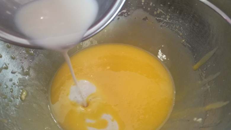 香蕉抱抱,蛋黄加油和香蕉牛奶，用电动打蛋器拌匀