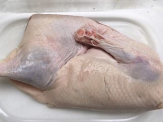 生菜卷烤鸭,把半片鸭子洗净
