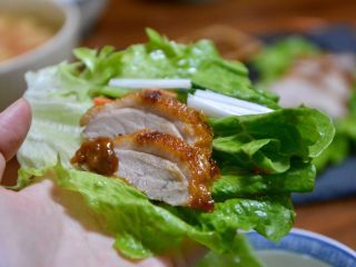生菜卷烤鸭,用生菜包着烤鸭，加入黄瓜丝葱丝和黄豆酱。